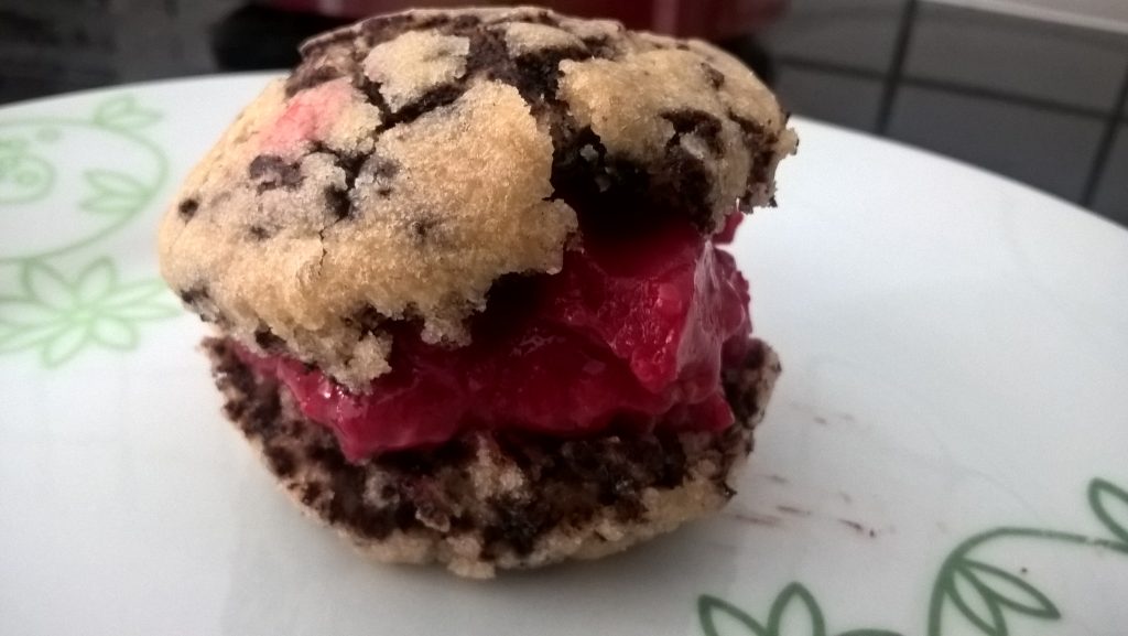 Ein aufgeschnittener Schokoladen-Muffin beinhaltet eine rote Eiscreme. Wenn man auf das Bild klickt gelangt man zum eiweißarmen Rezept für Menschen mit PKU.
