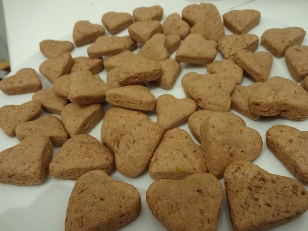 Ein Teller voller kleiner Kekse in Herzform. Es sind Schokoladenplätzchen. Wenn man auf das Bild klickt gelangt man zum eiweißarmen Rezept für Menschen mit PKU.