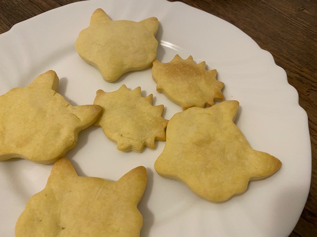Sechs Kekse auf einem weißen Teller. Vier in Fuchs-Form, zwei in Igel-Form. Es sind eiweißarme Kekse und wurdem mit einem 'Saure-Sahne-Ei' Kniff umgesetzt